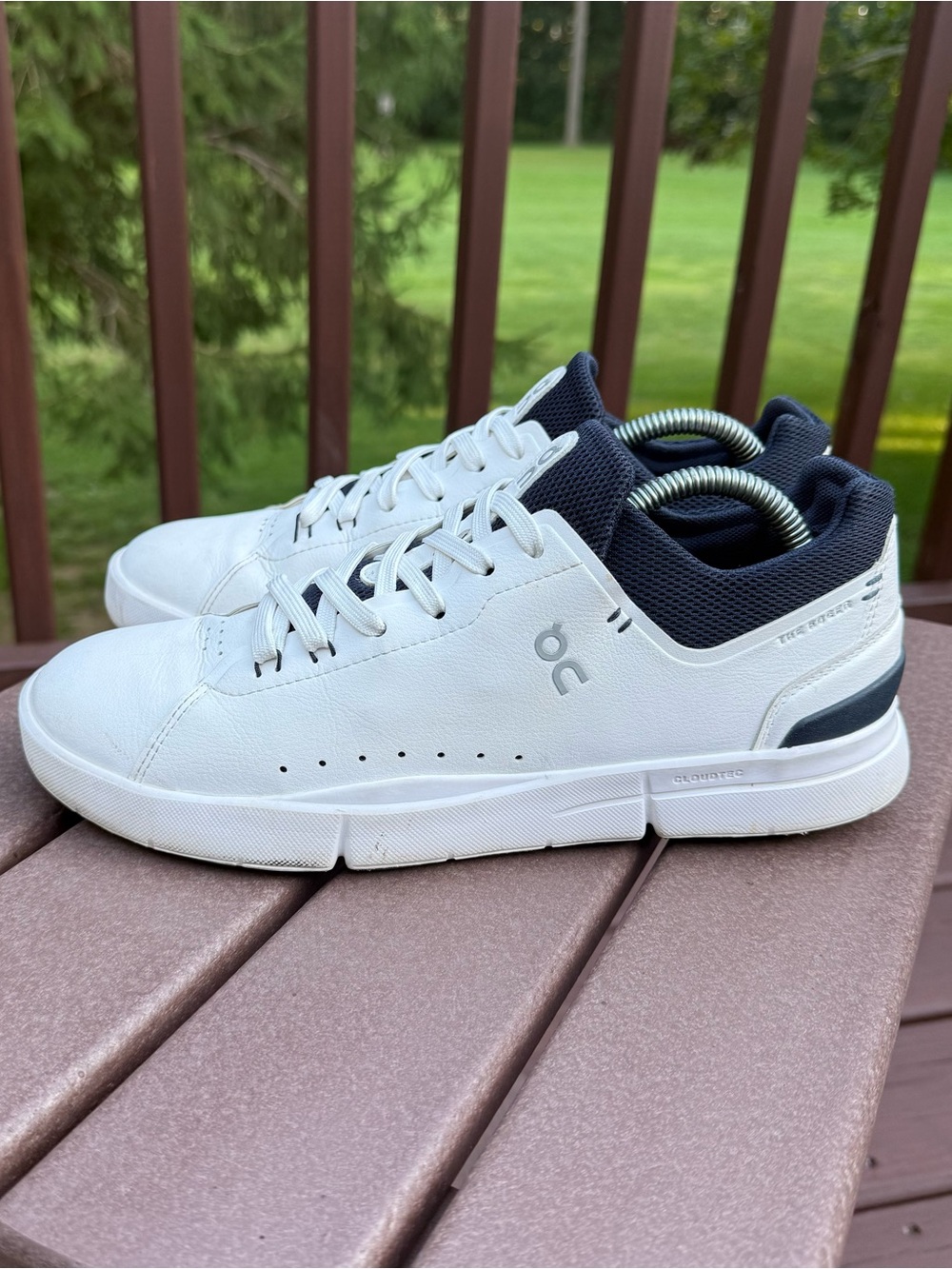 On Running The Roger Low Top Sneaker Leather White / Navy Women’s Size 9